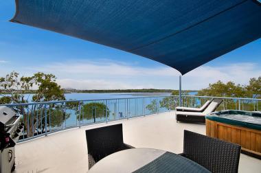 Maroochydore-Accommodation-Couples-Spa-Rooftop-10